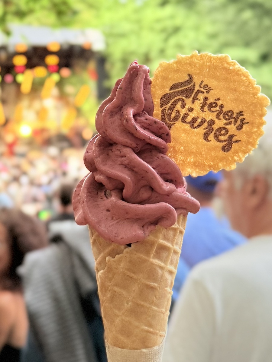 festival-glace-biscuit-les-frerots-givres Préparation d’une glace artisanale naturelle mixée à la minute avec des fruits frais chez Les Frérots Givrés
