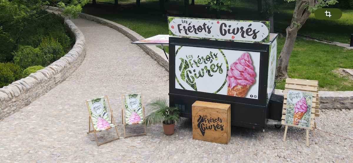 Foodtruck Les Frérots Givrés Foodtruck Les Frérots Givrés servant des glaces artisanales naturelles lors d’un mariage à Sommières