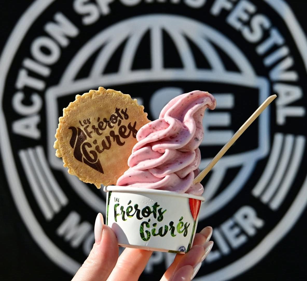 Glace artisanale Les Frérots Givrés servie lors d’un festival ou événement professionnel
